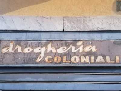 La drogheria di via Isonzo, chiusa da quasi trent�anni, era un piccolo luogo rimasto nel cuore degli abitanti del quartiere. C�� chi ricorda la proprietaria, la signora Filomena Cappelluti e soprattutto le tante caramelle comprate da bambino